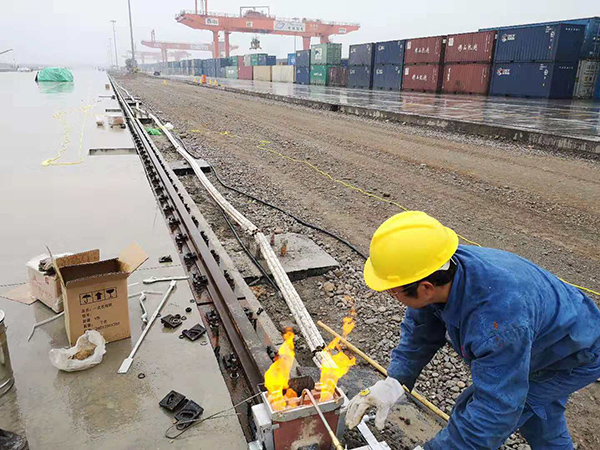 西安中鐵四局灞橋區(qū)碼頭道軌鋁熱焊接工程  全長3000米，順利完工